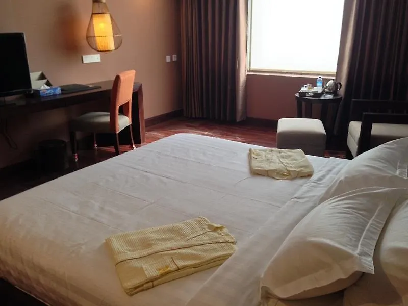 Rose Garden Hotel Yangon 5*,