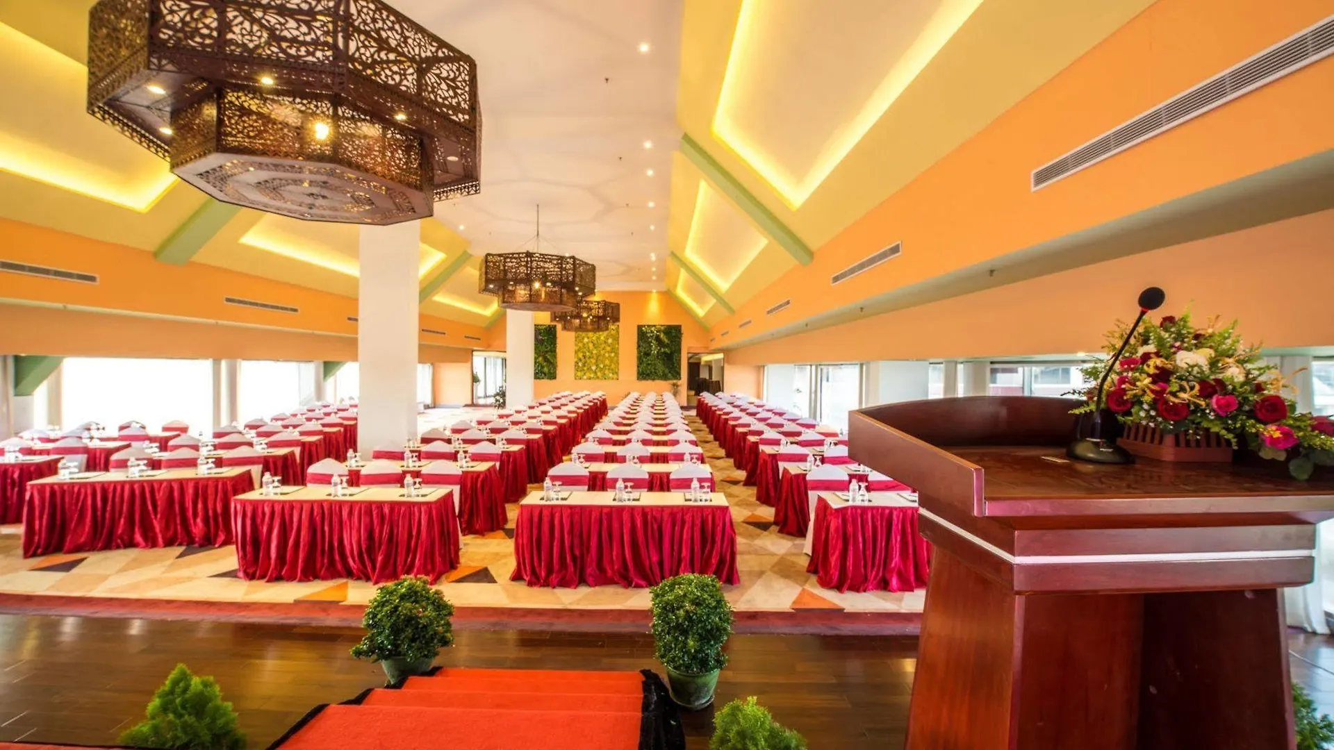 Rose Garden Hotel Yangon 5*,